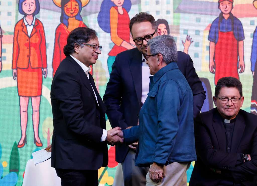 AME7806. BOGOTÁ (COLOMBIA), 03/08/2023.- El presidente de Colombia, Gustavo Petro (i) saluda hoy a "Pablo Beltrán", jefe negociador del Ejército de Liberación Nacional (ELN) (c-espaldas), durante la instalación del Comité Nacional de la Participación - instancia transitoria de la Mesa de Diálogos de Paz, en Bogotá (Colombia). Coincidiendo con la entrada en vigor del cese el fuego entre el ELN y el Estado colombiano, este jueves se instaló en Bogotá el Comité Nacional de Participación (CNP) de la mano del presidente de Colombia, Gustavo Petro, junto con los delegados del Gobierno y de la guerrilla del ELN. Este mecanismo nace con el propósito de promover la inclusión de la sociedad en la construcción de la paz, según detallaron ambas partes. EFE/ Mauricio Dueñas Castañeda