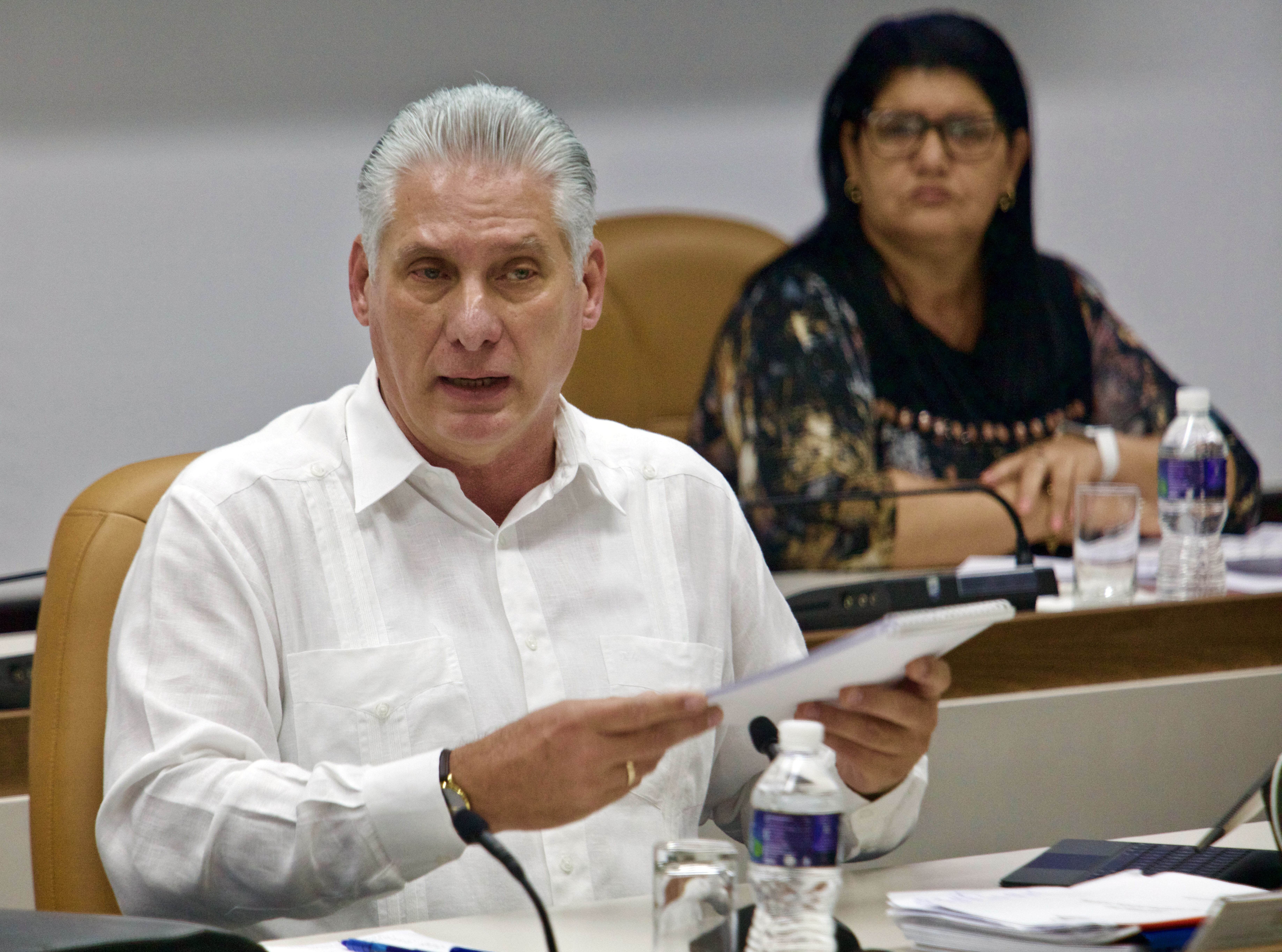 AME688. LA HABANA (CUBA), 23/05/2023.- Fotografía cedida hoy por la Presidencia de Cuba que muestra al mandatario Miguel Diaz-Canel (c), primer secretario del Partido Comunista de Cuba (PCC), durante el VI pleno del PCC en el Palacio de la Revolución, en La Habana (Cuba). El VI Pleno del Comité Central del PCC evaluará en estos días el cumplimiento de los objetivos de la política económica y social establecidos por el partido. La sesión analizará, además, otros temas de prioridad en la agenda nacional. EFE/Presidencia de Cuba/ Alejandro Azcuy /SOLO USO EDITORIAL/ SOLO DISPONIBLE PARA ILUSTRAR LA NOTICIA QUE ACOMPAÑA (CRÉDITO OBLIGATORIO)