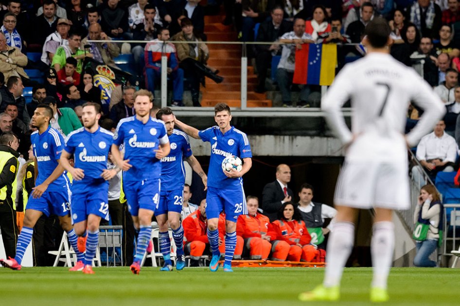 Huntelar celebra uno de los goles en la victoria del Schalke en el Bernabéu. Foto: AFP