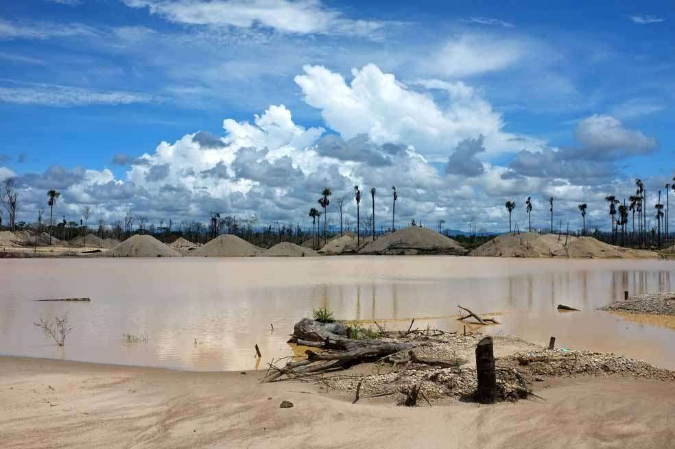 Minería cerca de la autopista Interoceánica y el río Manuani, cerca de la Reserva Nacional de Tambopata en Madre De Dios (Perú), en plena selva amazónica. / EFE-Raul García.