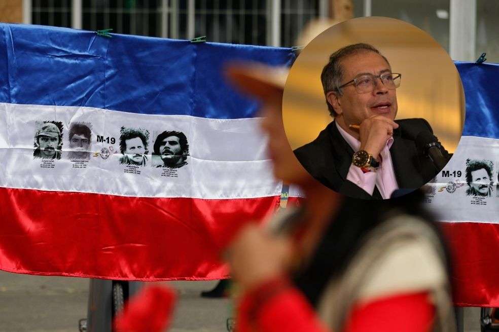 AMDEP935. BOGOTÁ (COLOMBIA), 01/05/2024.- Una mujer pasa frente a una bandera del extinto grupo guerrillero M-19 en la marcha con motivo Día Internacional de los Trabajadores este miércoles, en Bogotá (Colombia). Miles de trabajadores salieron este miércoles a las calles de las principales ciudades colombianas para conmemorar el Día del Trabajo, una movilización a la que se unirá a lo largo de la jornada el presidente Petro, que busca convertirla en una demostración de apoyo a las reformas de su Gobierno. EFE/ Carlos Ortega