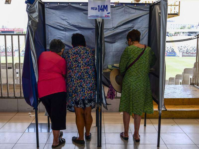 Este domingo, se registró una alta participación electoral en Chile. / AFP