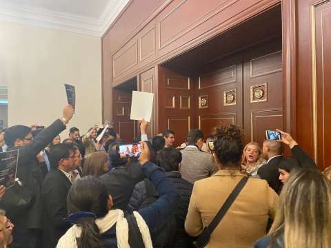 Familiares de víctimas militares y policías irrumpieron en debate a Leyva