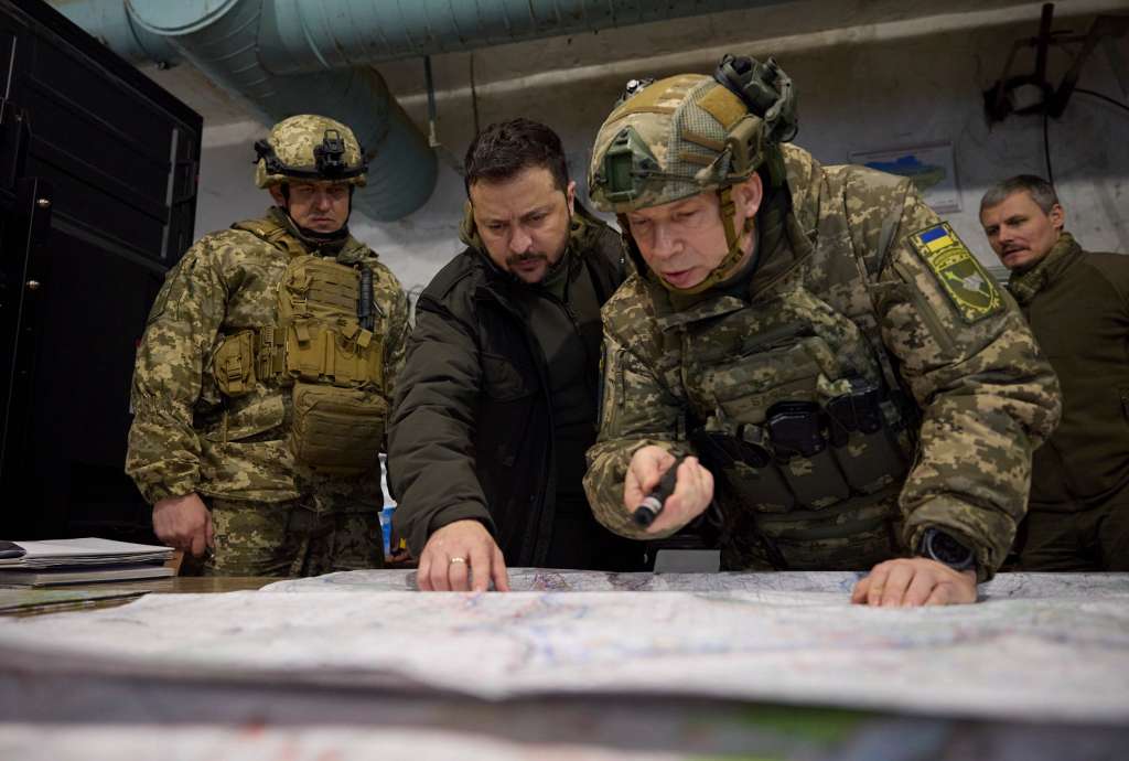 Kupiansk (Ukraine), 30/11/2023.- A handout photo made available by the presidential press service shows Ukrainian President Volodymyr Zelensky (C) taking part in a meeting with commanders at the headquarters of the Defense Forces near a frontline close to Kupiansk during his working trip to Kharkiv region, Ukraine, 30 November 2023. President Zelenskyy and Defense Minister Rustem Umerov listened to a report on the operational situation in that area and hand State awards to Ukrainian servicemen. (Rusia, Ucrania) EFE/EPA/PRESIDENTIAL PRESS SERVICE HANDOUT HANDOUT 36225 HANDOUT EDITORIAL USE ONLY/NO SALES HANDOUT EDITORIAL USE ONLY/NO SALES
