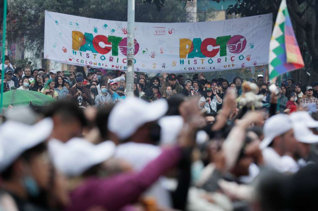 AME585. BOGOTÁ (COLOMBIA), 04/03/2022.- Seguidores de la coalición de izquierda Pacto Histórico asisten al acto de cierre de campaña de esa colectividad, hoy, en Bogotá (Colombia). Bajo el lema que el "13 de marzo comienza el cambio" en Colombia, miles de personas, sobre todo jóvenes, acompañaron este viernes el cierre de campaña en Bogotá de los candidatos a la Cámara y al Senado del izquierdista Pacto Histórico y del precandidato Gustavo Petro, favorito en las encuestas. Este domingo se cierran las presentaciones públicas de los partidos políticos de cara a las elecciones legislativas (Senado y Cámara) del próximo 13 de marzo, cuando también se celebrarán consultas internas en los partidos para elegir a sus candidatos a las Presidenciales cuya primera vuelta será el 29 de mayo. EFE/ Carlos Ortega