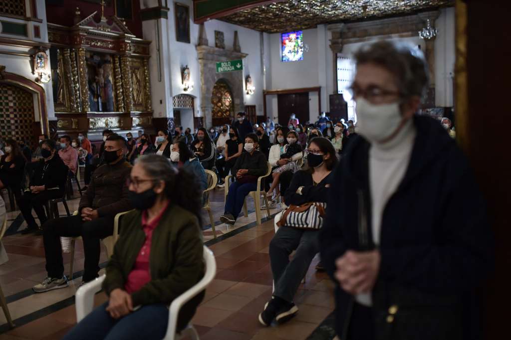Aspectos del tradicional miércoles de ceniza para católicos en iglesias de Bogotá durante la pandemia del Coronavirus