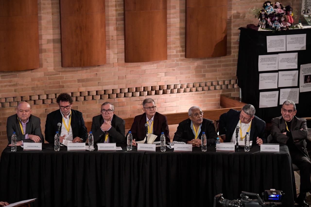 Durante más de nueve horas, miembros del secretariado de las Farc, víctimas de secuestro y sus familiares, y magistrados de la JEP participaron de la audiencia de reconocimiento.
