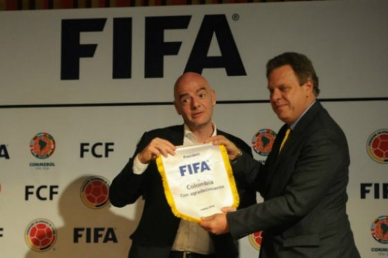 Gianni Infantino, presidente de Fifa, y Ramón Jesurún, presidente de Colfútbol.