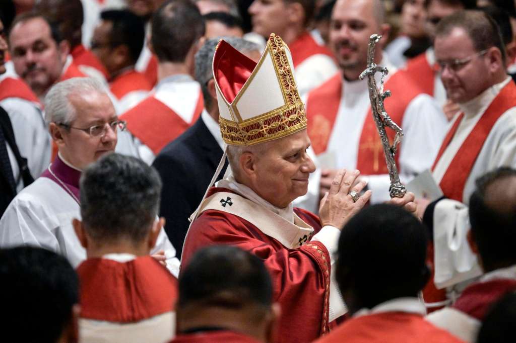 FOTODELDÍA - CIUDAD DEL VATICANO, 27/10/2025.- El Papa León XIV (C) se reúne con los fieles después de la Santa Misa que marca la apertura oficial del Jubileo del Mundo de la Educación, en la Basílica de San Pedro, Ciudad del Vaticano, el 27 de octubre de 2025. El Jubileo del Mundo de la Educación se desarrollará del 27 de octubre al 1 de noviembre de 2025, y es parte del Año Jubilar de la Esperanza 2025. EFE/RICCARDO ANTIMIANI
