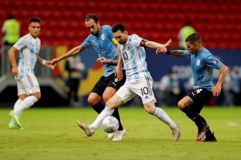 Argentina venció a Uruguay y quedó líder del grupo A de la Copa América