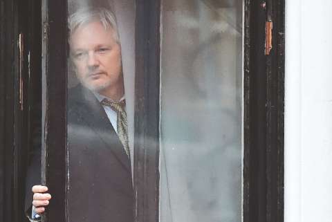 Julian Assange, el huésped problemático