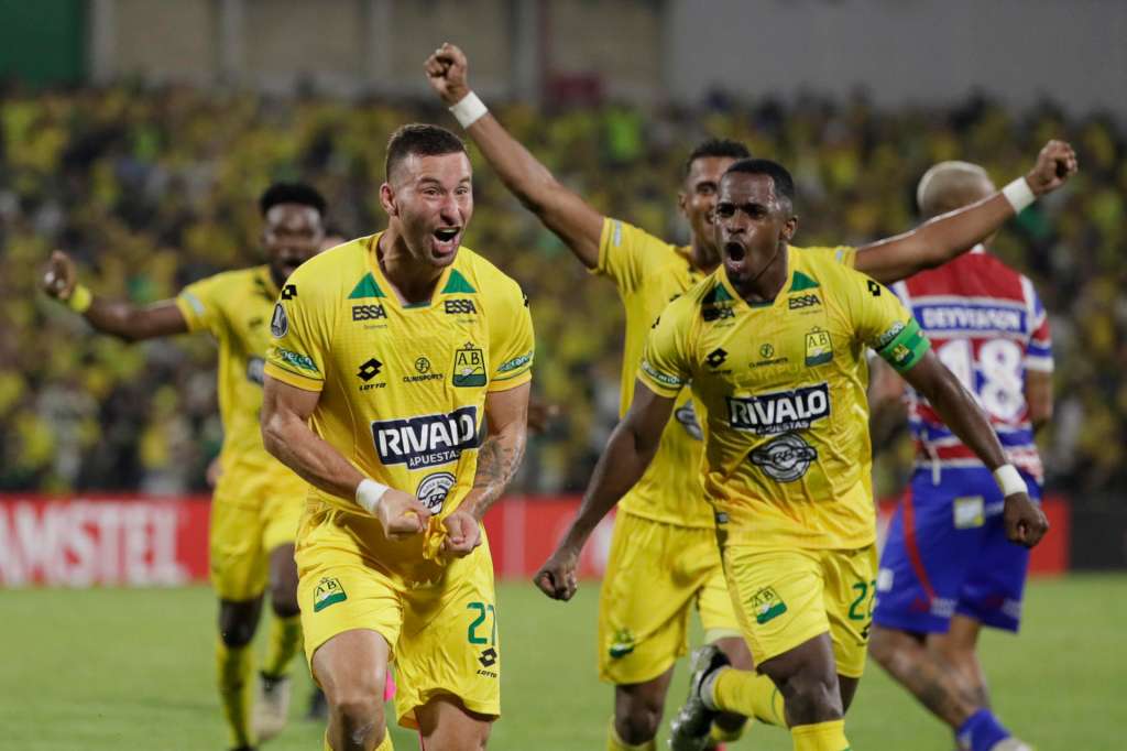 AMDEP5710. BUCARAMANGA (COLOMBIA), 23/04/2025.- Luciano Daniel Pons (i) de Bucaramanga celebra un gol este miércoles, en un partido de la fase de grupos de la Copa Libertadores entre Atlético Bucaramanga y Fortaleza en el estadio Américo Montanini en Bucaramanga (Colombia). EFE/ Carlos Ortega