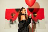 Rihanna hace una fiesta para presentar el arte de su nuevo disco