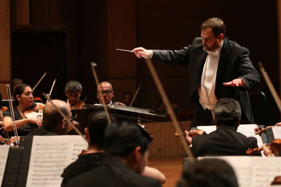 Josep Caballé-Domenech estará este sábado al frente de la Orquesta Filarmónica de Bogotá en un concierto en homenaje a la capital colombiana. / Kike Barona