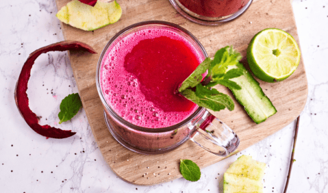 Así se prepara un batido con remolacha, manzana verde y pepino