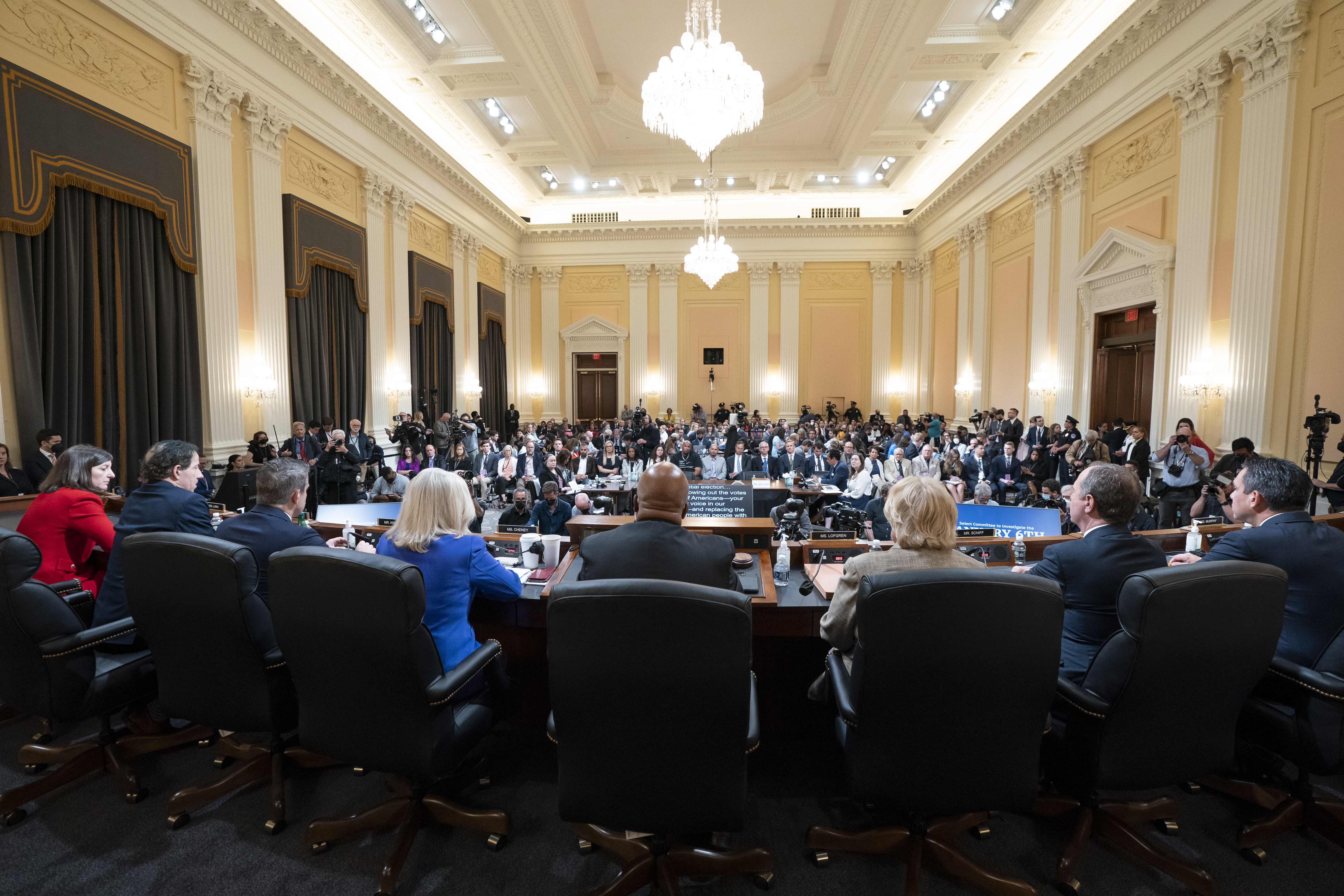 Washington (United States), 10/06/2022.- Vice Chair Liz Cheney, R-Wyo., (4-L), and Chairman Bennie Thompson, D-Miss., (C), are seated as the House select committee investigating the January 6 attack on the U.S. Capitol holds its first public hearing to reveal the findings of a year-long investigation, on Capitol Hill, in Washington, USA, 09 June 2022. (Atentado, Estados Unidos) EFE/EPA/Alex Brandon / POOL Pool