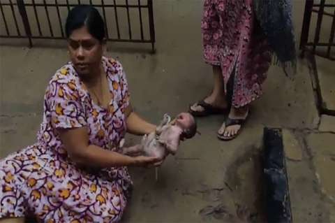 Una mujer rescató a un bebé de una alcantarilla en India