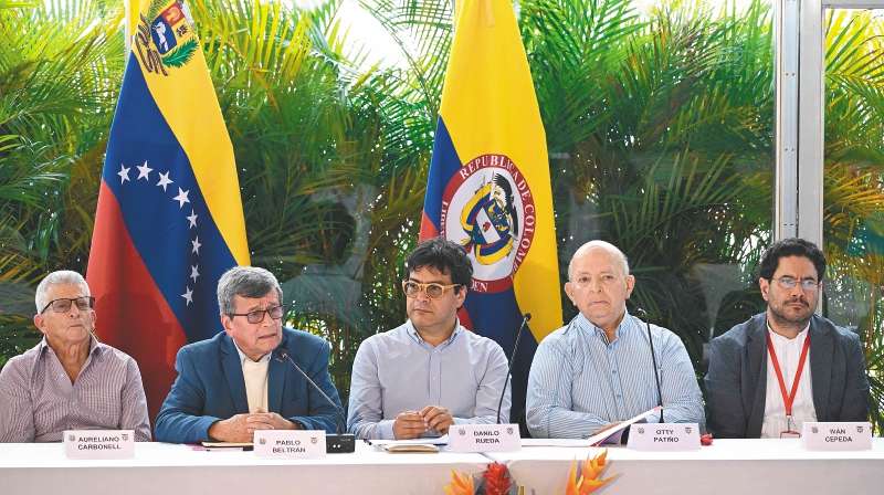 Otty Patiño y otros miembros de las delegaciones que negocian la paz durante el cierre del primer ciclo de diálogos, en diciembre de 2022.