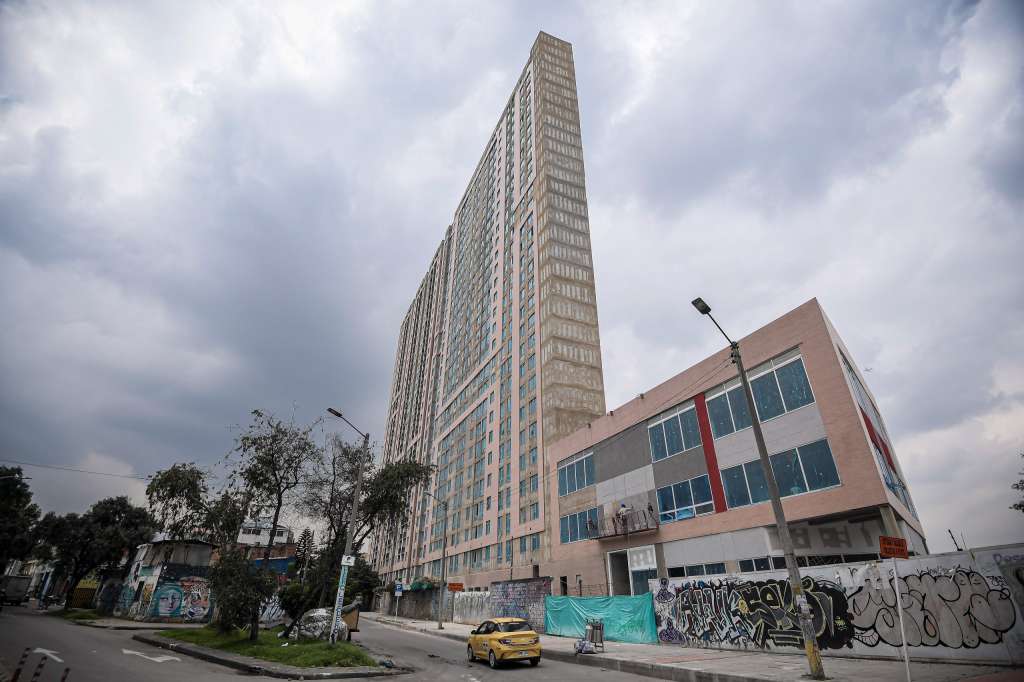 Edificio angosto en Bogotá se edificó al borde de las normas de construcción.