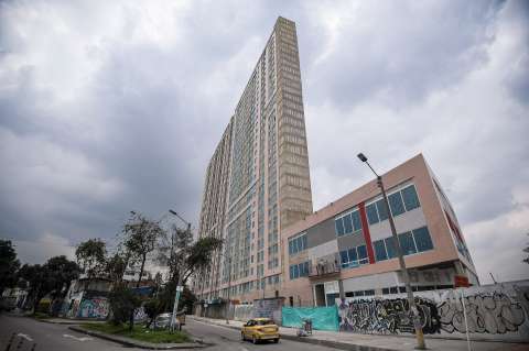 Los detalles detrás del edificio angosto de la calle 26 con carrera 30