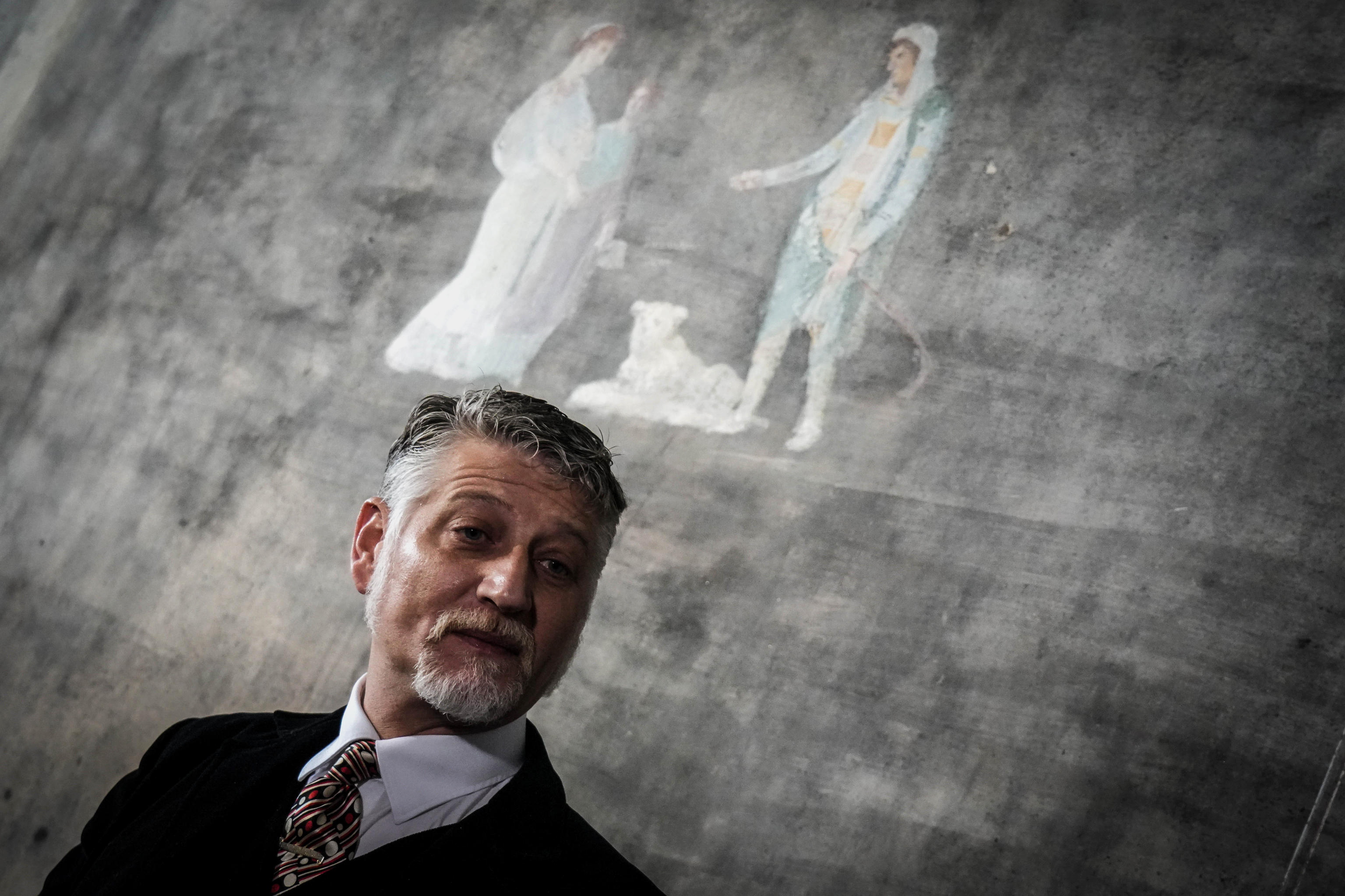 Pompeii (Italy), 26/02/2025.- Italian Minister of Culture Alessandro Giuli attends the presentation of a new frescoed room in insula 10 of Regio IX at the Archaeological Park of Pompeii, Italy, 26 February 2025. A banquet hall decorated with a large fresco, or megalography, dating back to the 1st century BC. emerged from the excavations of Pompeii in a house named by archeologists ‘house of the Thiasos’, which depicts the initiation into the Dionysian mysteries.  (Italia) EFE/EPA/CESARE ABBATE