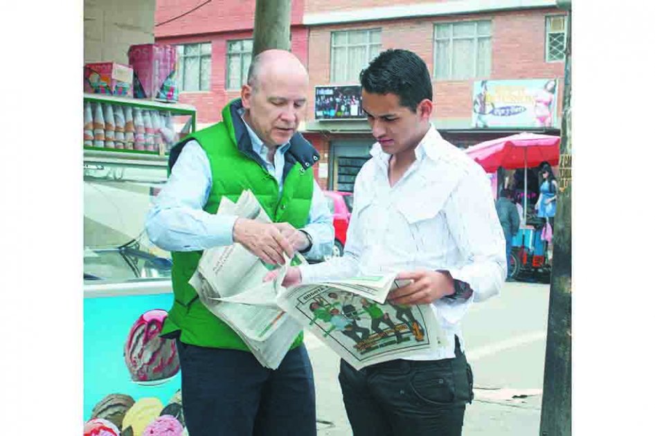Carlos Vicente de Roux ha compartido sus ideas por medio de un periódico que él mismo distribuye. / Cortesía