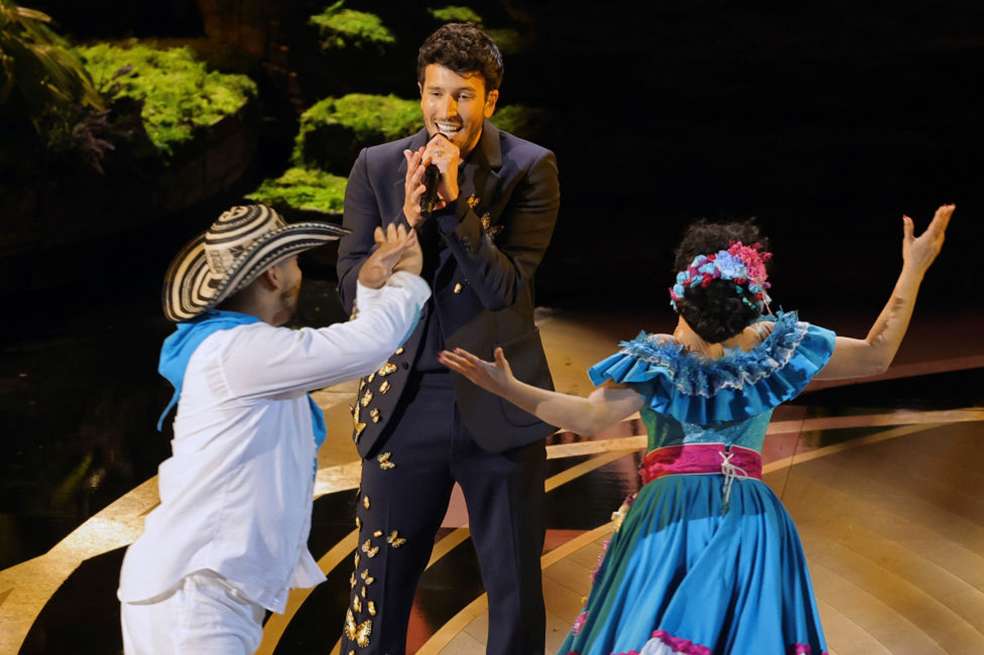 Sebastián Yatra emocionó al público con su interpretación de ´Dos Oruguitas´.