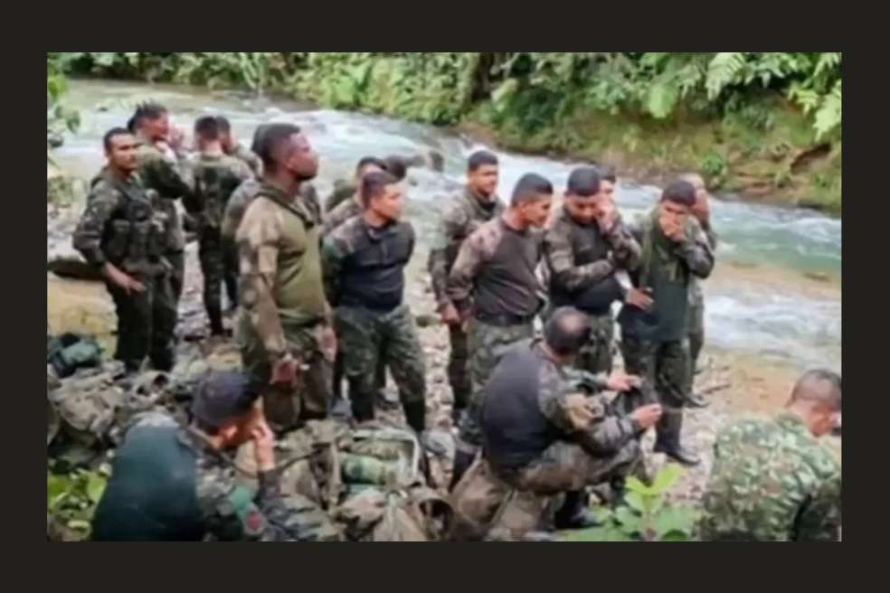 Esta es una de las imágenes que se conoce de la retención de 18 soldados en Chocó. El Gobierno habló de "secuestro". Realizaban operaciones contra el ELN.