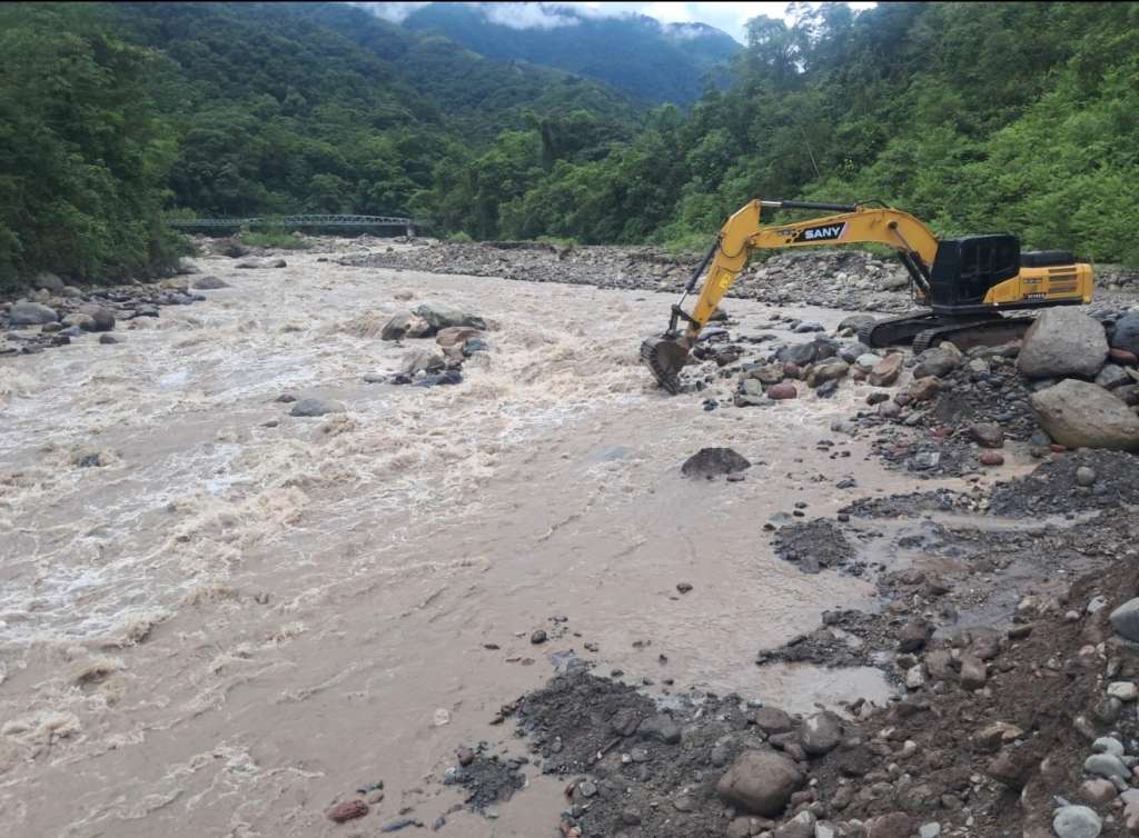Maquinaria amarilla trabaja en varios corredores rurales afectados por derrumbes y crecientes súbitas en el departamento.