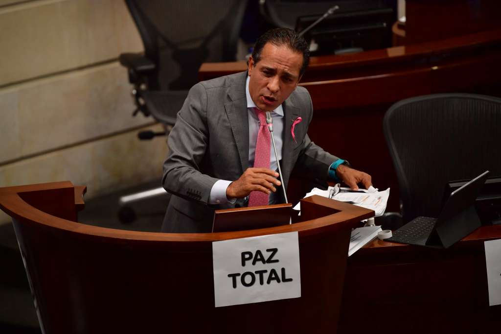 Senador en el debate sobre "Tierras para campesinos" y "Paz Total".