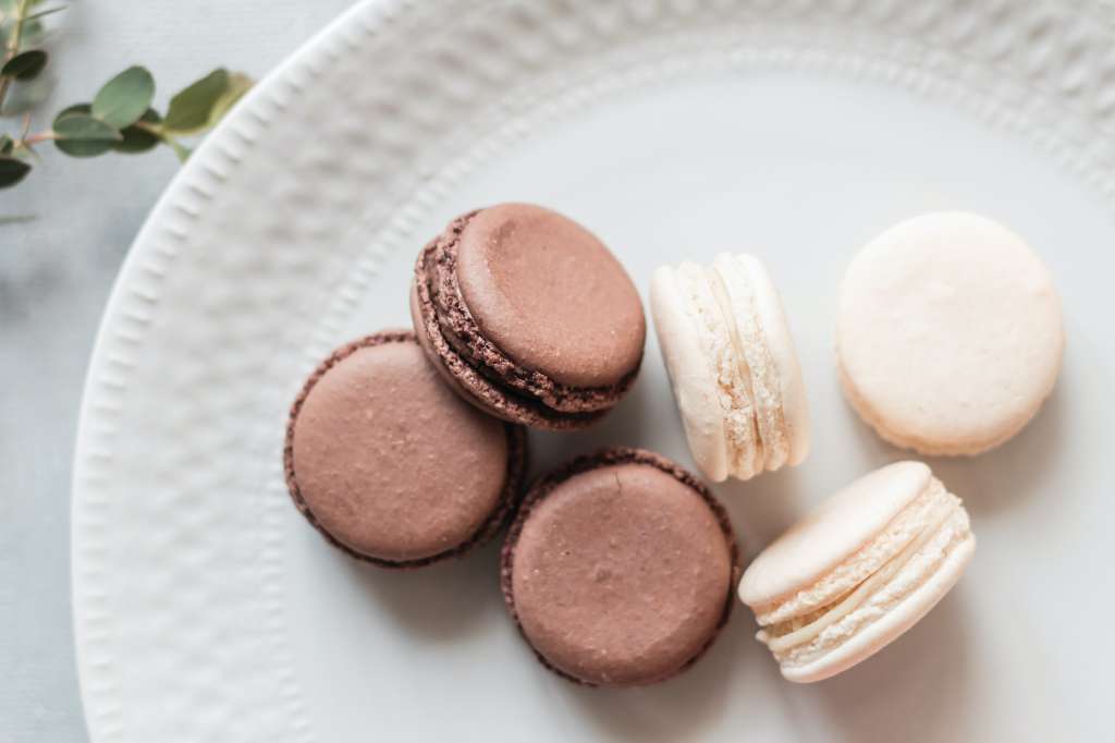 Macarrones de chocolate y avellanas