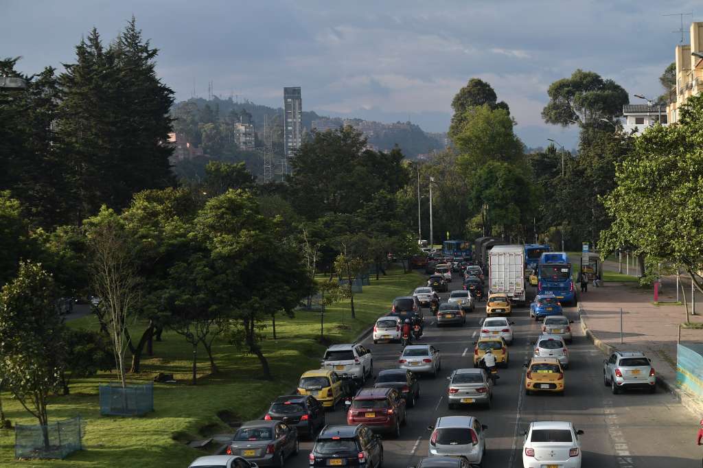 Diversos trancones y filas de vehículos en las calles de Bogotá
