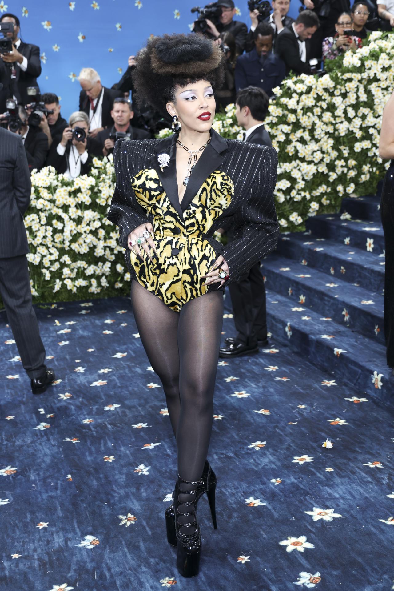 NEW YORK (United States), 05/05/2025.- Doja Cat poses on the red carpet for the 2025 Met Gala, the annual benefit for the Metropolitan Museum of Art's Costume Institute, in New York, New York, USA, 05 May 2025. The event coincides with the Met Costume Institute's spring 2025 exhibition ‘Superfine: Tailoring Black Style’ which will be on view from 10 May 2025 through 26 October 2025.  (Nueva York) EFE/EPA/JUSTIN LANE

