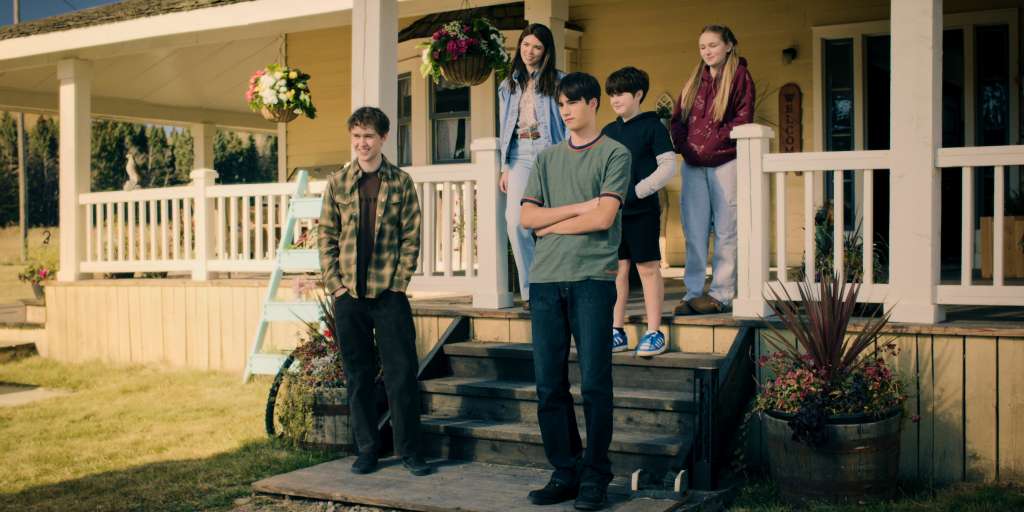 My Life with the Walter Boys. (L to R) Connor Stanhope as Danny Walter, Alisha Newton as Erin, Dean Petriw as Jordan Walter, Lennix James as Benny Walter, Alix West Lefler as Parker Walter in episode 305 of My Life with the Walter Boys. Cr. Courtesy of Netflix © 2026