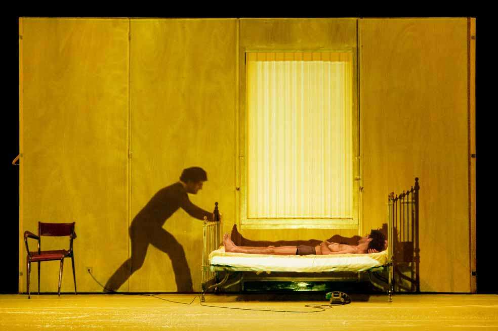 En la obra hay video, proyecciones y una tendencia final al ‘performance’: el cuerpo empieza a hablar cuando ya no hay palabras. / Cortesía Festival Iberoamericano de Teatro