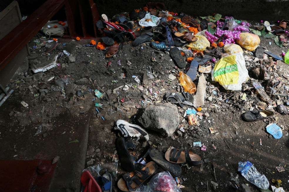 Calzado y otras pertenencias de las víctimas esparcidas por el suelo después de que se produjera una estampida en un pasadizo en la estación de Ephinston Road en Bombay, en el oeste de la India. /Agencia EFE