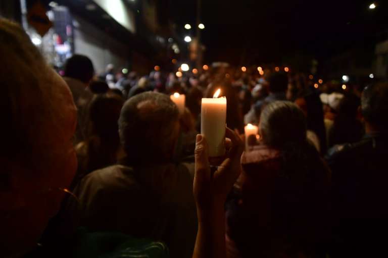 Velatón en el barrio La Sierra, San Cristóbal, por la salud de los niños que se debaten entre la vida y la muerte tras un grave accidente.