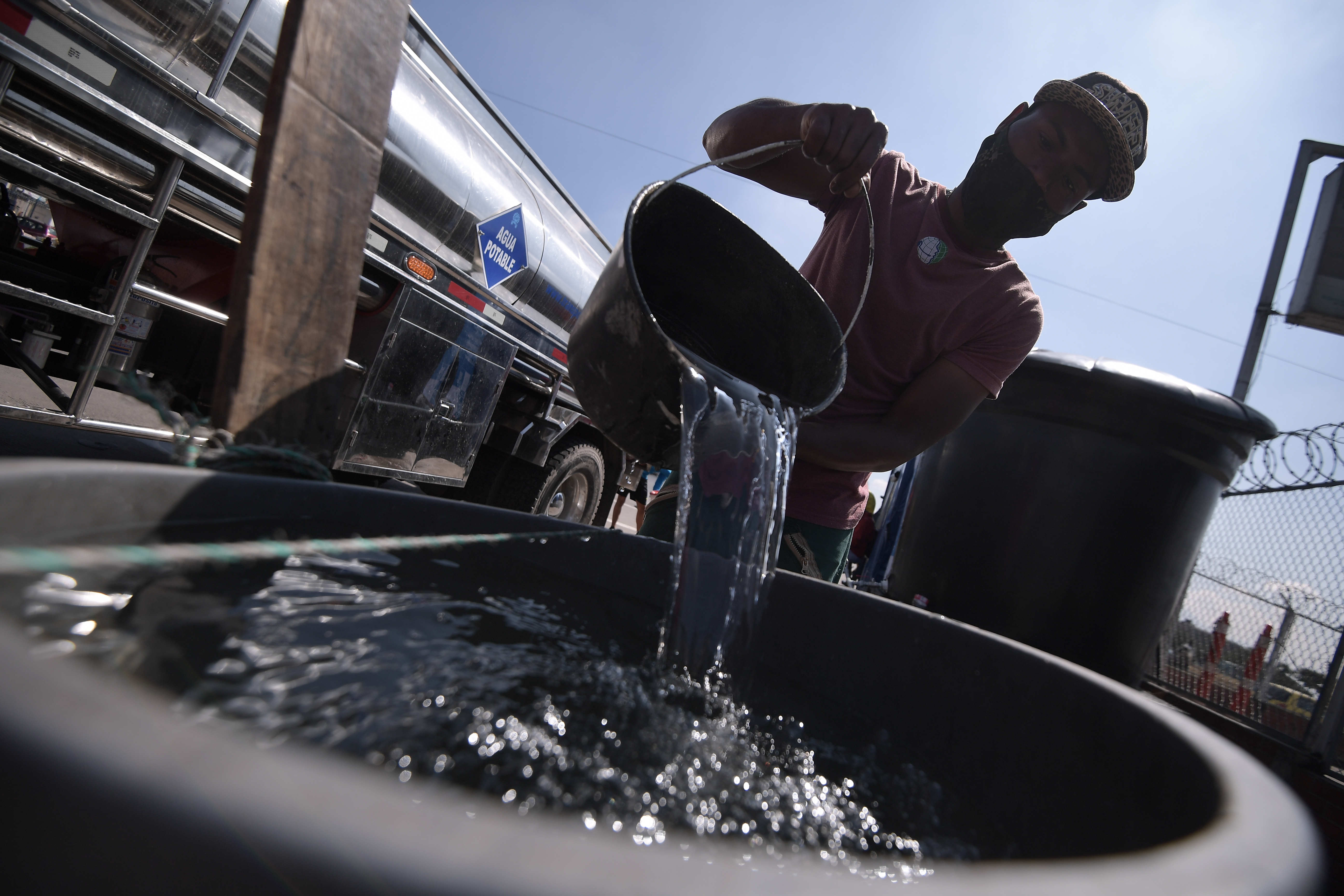 Bogotanos se abastecen de agua potable en carrotanques, tras la suspensión del servicio.