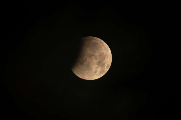 Eclipse lunar parcial, este viernes, visto desde la ciudad A Coruña.