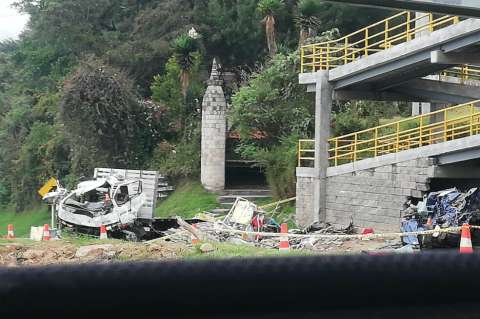 Imágenes del accidente de tránsito que dejó tres personas muertas y cuatro heridas, en la vía Bogotá-Girardot