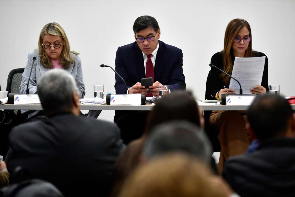 Los magistrados del CNE, en la audiencia pública de revocatoria de inscripciones de candidatos a las elecciones regionales 2023: Cristian Quiroz, Alfonso Campo, Alba Lucía Velásquez, Fabiola Márquez Grisales, Álvaro Hernán Prada, Maritza Martínez y César Lorduy (izq-der).