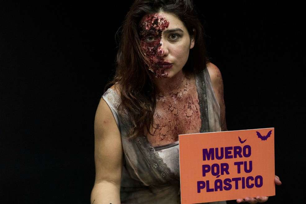 Esta es una de las imágenes con las que Greenpeace promueve la campaña para reducir el uso de plásticos durante el Halloween. / Cristóbal Olivares - Greenpeace