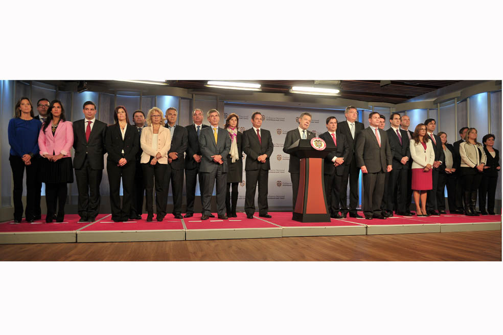 El presidente Juan Manuel Santos, anoche, acompañado del gabinete para su segundo gobierno, que definió como “el de la paz, la equidad y la educación”. / Andrés Torres
