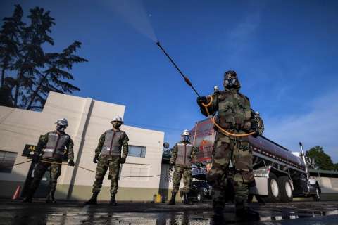 En fotos: solados realizan jornadas de desinfección en cantones militares de Bogotá