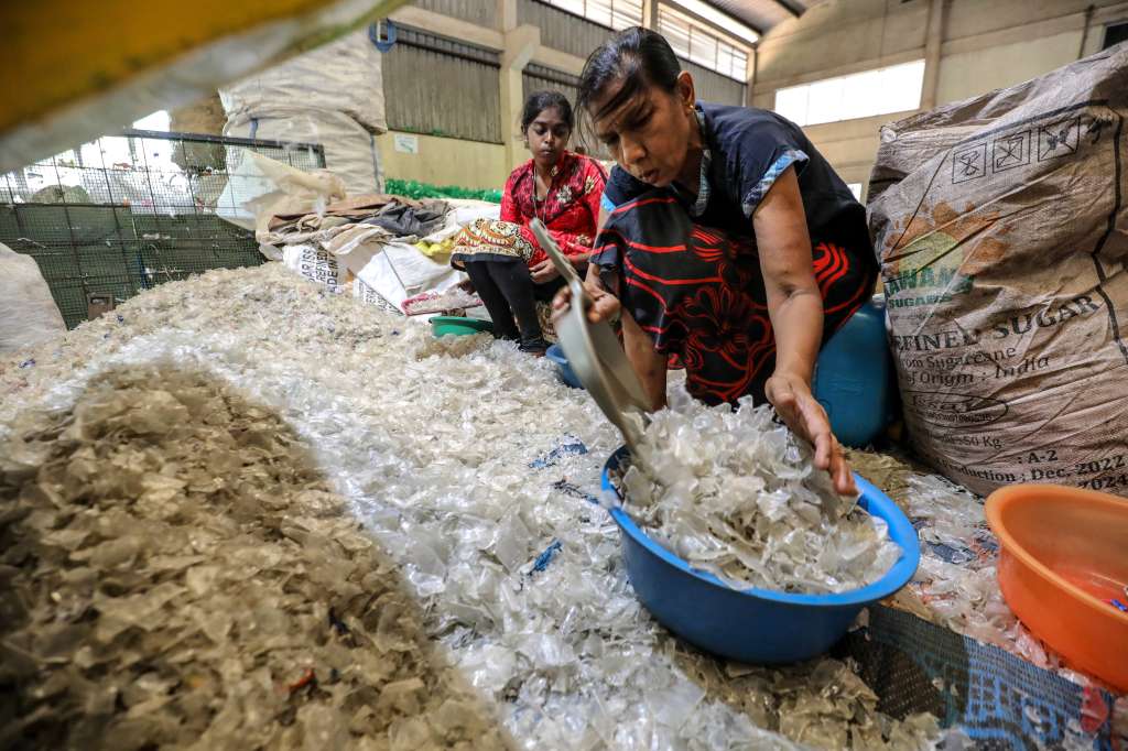 Colombo (Sri Lanka), 20/05/2023.- Female laborers gather plastic pieces at the Viridis Recycling Centre in Panagoda suburb of Colombo, Sri Lanka, 20 May 2023. (Issued 02 June 2023) According to the Sri Lanka Environment Ministry's "National Action Plan on Plastic Waste Management 2021-2030," an estimated 682 metric tons of plastic waste are generated in Sri Lanka each day. Meanwhile, only 11 percent of the total amount of plastic waste generated is recycled in a systematic manner. The world marks the World Environment Day on 5 June 2023 and it will focus on plastic Pollution and solutions to plastic Pollution. (Ciclismo) EFE/EPA/CHAMILA KARUNARATHNE ATTENTION: This Image is part of a PHOTO SET