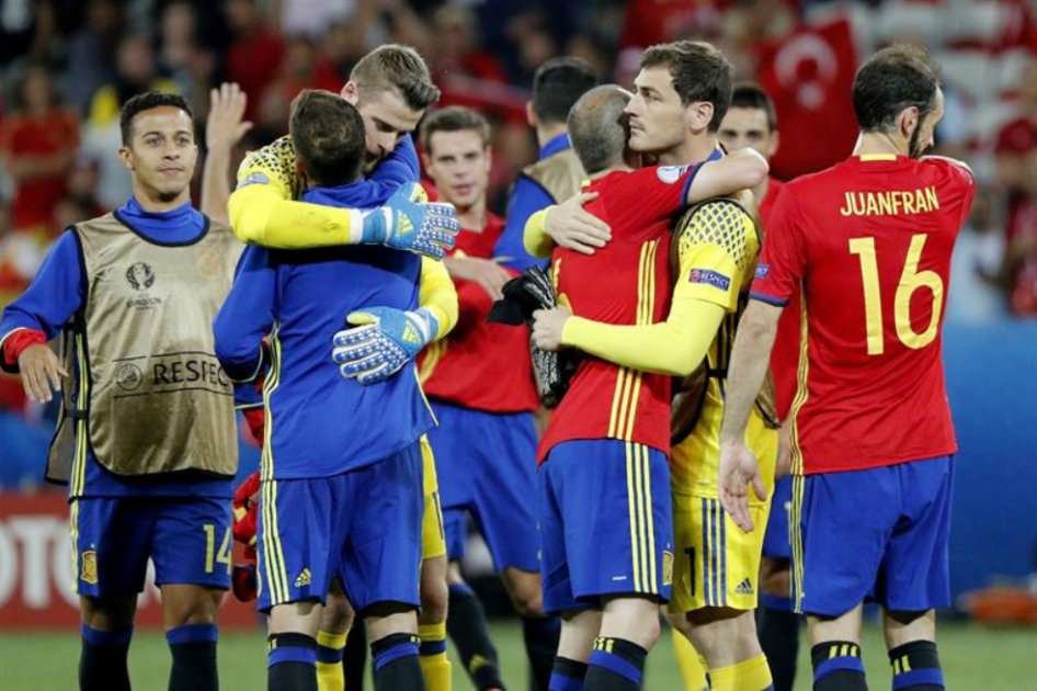 Los jugadores de la selección española celebran el triunfo del equipo por 3-0 tras el partido España-Turquía del Grupo D. / EFE 