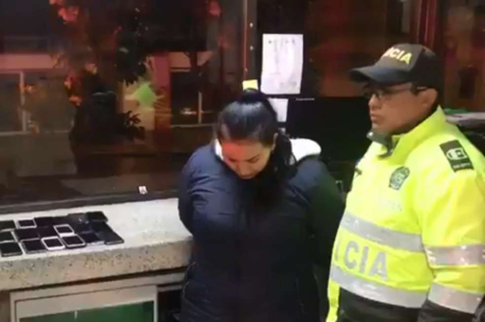 La mujer fue capturada con al menos 20 teléfonos móviles de alta y media gama en su poder. / Captura de video.