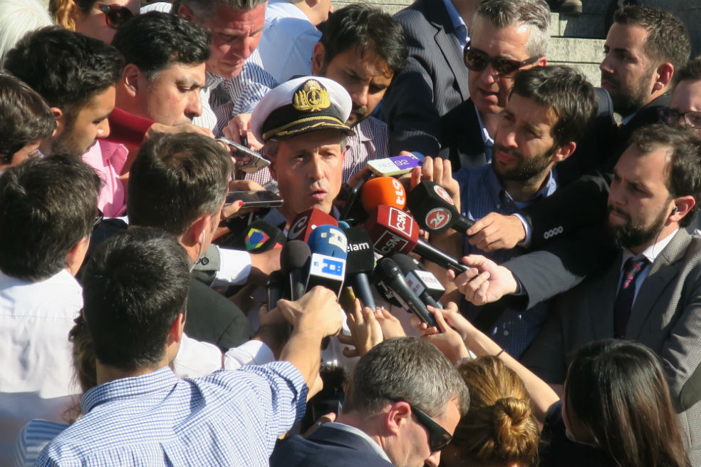 El portavoz de la Armada argentina, Enrique Balbi, habló sobre los avances en la búsqueda del submarino ARA San Juan. / Agencia EFE