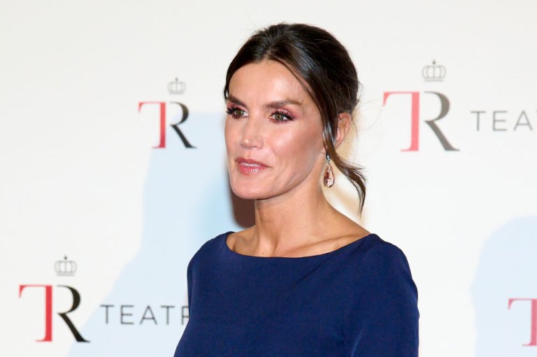 La reina Letizia causó sensación al lucir una falda con un agujero en su pierna