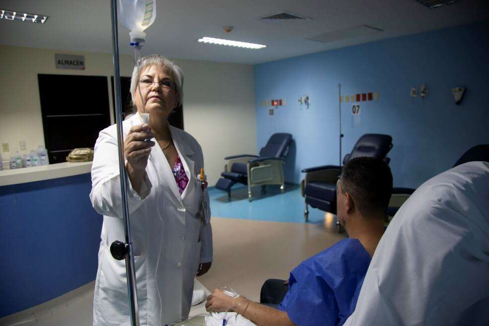 Médicos del hospital civil de Guadalajara aplicando tratamiento a personas diagnosticadas con el virus de dengue en la ciudad de Guadalajara, en el estado de Jalisco (México). / EFE